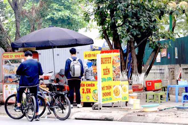 Cơ sở kinh doanh thức ăn đường phố có thể bị phạt 500.000 đồng đến 3 triệu đồng nếu vi phạm an toàn thực phẩm. (Ảnh: ĐỖ THOA)