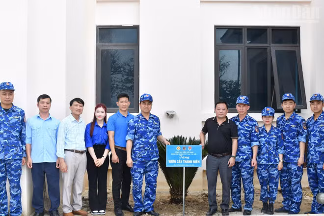 Đoàn viên thanh niên Đoàn Đặc nhiệm Phòng chống tội phạm ma túy số 1 trồng cây tặng Liên đội Thanh niên xung phong Bạch Long Vĩ (Hải Phòng).