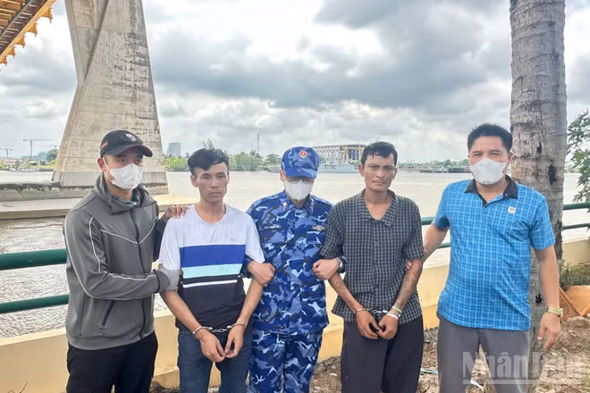 Lực lượng Cảnh sát biển bắt giữ các đối tượng Nguyễn Văn Long và Lê Văn Sinh tại tại khu vực vùng nước cảng biển phường Hồng Bàng.