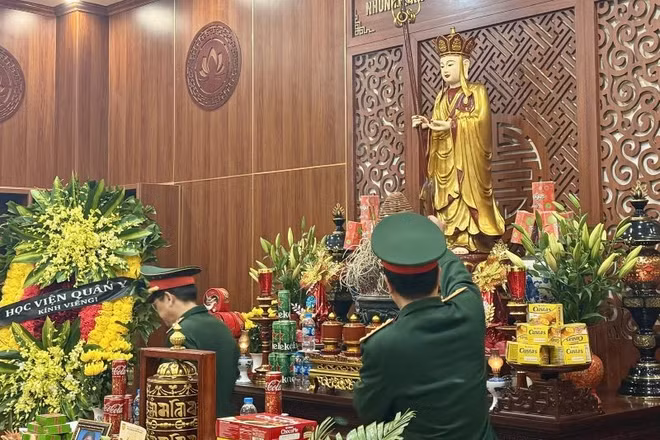 Các đại biểu thắp hương tưởng nhớ người hiến thân xác. 