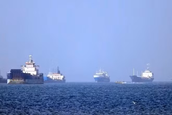 Tàu thuyền vận chuyển trên eo biển Hormuz. (Ảnh: THX/TTXVN)