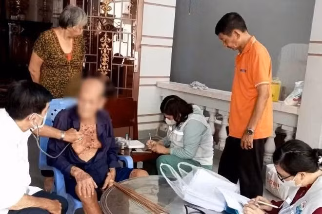 Nhân viên y tế xã Hiệp Phước (Thành phố Hồ Chí Minh) đến nhà khám sức khỏe cho người cao tuổi. (Ảnh: Báo Nhân Dân)