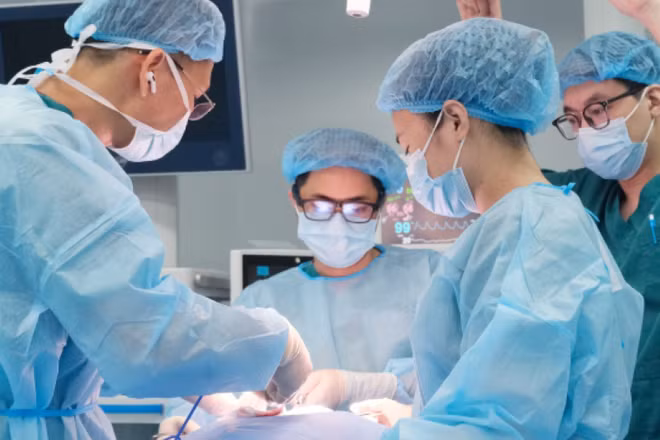  Ê-kíp bác sĩ Bệnh viện Nội tiết Trung ương phẫu thuật cho bệnh nhân. (Ảnh minh họa)