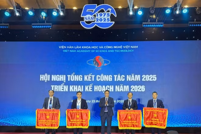 Giáo sư, Viện sĩ Châu Văn Minh, Chủ tịch Viện Hàn lâm Khoa học và Công nghệ Việt Nam, trao Cờ thi đua cho các đơn vị. (Ảnh: BÍCH LIÊN)