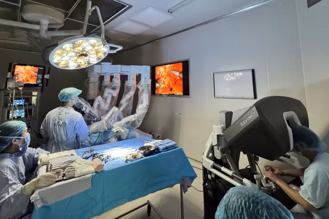 Ê-kíp các bác sĩ Bệnh viện K phẫu thuật robot thành công cho bệnh nhân.