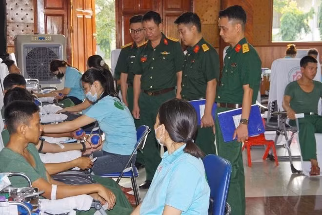 Lãnh đạo, Chỉ huy Trường Trung cấp Kỹ thuật Công binh, Binh chủng Công binh phối hợp Bệnh viện Trung ương Quân đội 108 tổ chức Ngày hội “Hiến máu cứu chữa đồng đội” năm 2025. 