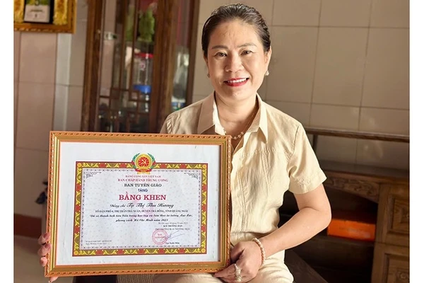Nhiều bằng khen của các cấp, ngành là phần thưởng động viên chị Tạ Thị Thu Hương tiếp tục làm nhiều việc ý nghĩa cho cộng đồng.