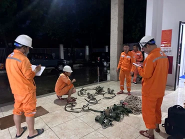 Đội xung kích Công ty Điện lực Ninh Bình chuẩn bị lên đường hỗ trợ khắc phục thiệt hại sau bão số 5 tại Nghệ An. (Ảnh: EVNNPC)