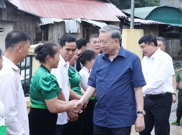 Tổng Bí Thư Tô Lâm với người dân và cán bộ bản Tân Lập, xã Si Pa Phìn, tỉnh Điện Biên. (Ảnh: Thống Nhất - TTXVN)