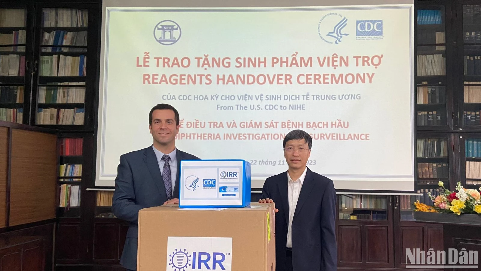 Viện Vệ sinh dịch tễ Trung ương tiếp nhận các sinh phẩm bạch hầu do Trung tâm Dự phòng và Kiểm soát bệnh tật Hoa Kỳ viện trợ.
