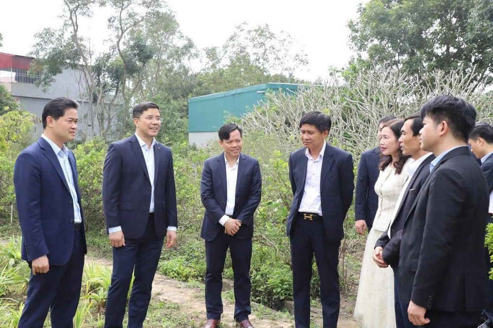 Thứ trưởng Thường trực Bộ Y tế Vũ Mạnh Hà và Phó Bí thư Thường trực Tỉnh ủy Thanh Hóa Nguyễn Hồng Phong cùng đoàn công tác thăm vườn ươm của Trung tâm Nghiên cứu dược liệu Bắc Trung Bộ.