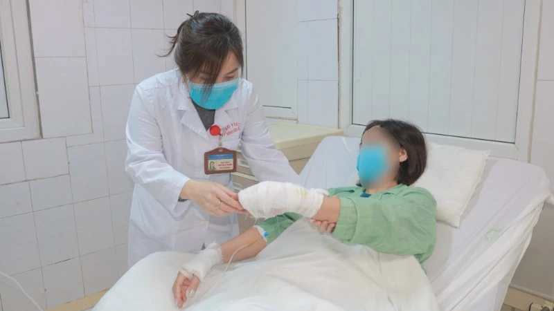 Bác sĩ thăm khám cho bệnh nhân. 