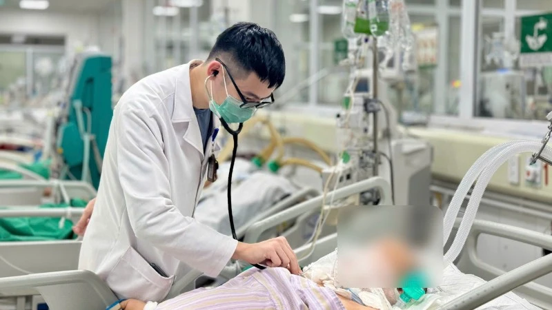 Bác sĩ thăm khám cho người bệnh.