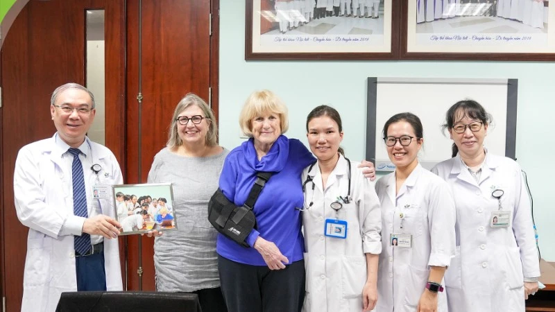 Giáo sư Mary-Claire King và Tiến sĩ Kathleen Ann Leppig, chuyên gia di truyền học lâm sàng đã gắn bó với Bệnh viện Nhi Trung ương từ năm 2011.