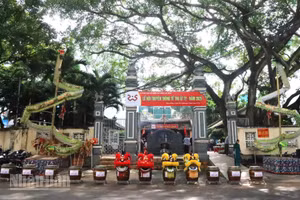 Đình Lạc Giao, một ngôi đình cổ nằm giữa trung tâm phường Buôn Ma Thuột, nơi thờ tự Đệ nhất khai quốc công thần Đào Duy Từ, người được triều đình nhà Nguyễn ra chiếu sắc phong làm Thần Hoàng làng Lạc Giao vào năm 1932.