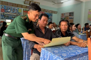 Cán bộ Đồn Biên phòng Tuy Hòa tuyên truyền về an ninh, an toàn đường ống dẫn khí biển năm 2025.