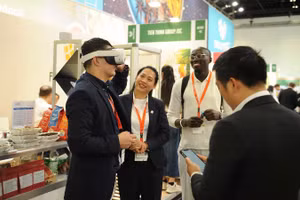 Khách tham quan trải nghiệm VR 360 (thực tế ảo), tái hiện toàn bộ chuỗi cung ứng từ nông trại đến nhà máy, từ canh tác đến chế biến, đóng gói của Simexco Đắk Lắk tại Hội chợ Quốc tế Anuga 2025 diễn ra tại Đức từ ngày 4 đến 8/10/2025.
