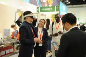 Khách tham quan trải nghiệm VR 360 (thực tế ảo), tái hiện toàn bộ chuỗi cung ứng từ nông trại đến nhà máy, từ canh tác đến chế biến, đóng gói của Simexco Đắk Lắk tại Hội chợ Quốc tế Anuga 2025 diễn ra tại Đức từ ngày 4 đến 8/10/2025.