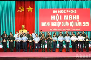 Thủ trưởng Bộ Quốc phòng tặng biểu trưng cho các doanh nghiệp xếp loại A 5 năm liền. (Ảnh: ĐÌNH TĂNG)
