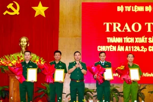 Lãnh đạo Bộ Tư lệnh Bộ đội Biên phòng khen thưởng các đơn vị trong chuyên án A1124.2p.