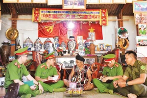 Công an xã A Vương (thành phố Đà Nẵng) trực tiếp thăm, nắm tình hình an ninh trật tự tại thôn Aréc.