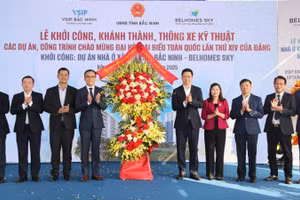 Lãnh đạo tỉnh Bắc Ninh tặng hoa chúc mừng Lễ khởi công dự án nhà ở xã hội VSIP Bắc Ninh-BelHomes Sky.