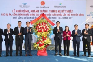 Lãnh đạo tỉnh Bắc Ninh tặng hoa chúc mừng Lễ khởi công dự án nhà ở xã hội VSIP Bắc Ninh-BelHomes Sky.