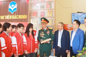 Các đại biểu tham quan khu trưng bày tại Thư viện Bắc Ninh số 1.