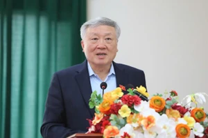 Phó Thủ tướng Thường trực Chính phủ Nguyễn Hòa Bình tiếp xúc cử tri tại phường Võ Cường, tỉnh Bắc Ninh. 