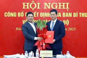 Bí thư Tỉnh ủy Bắc Ninh Nguyễn Hồng Thái trao Quyết định chuẩn y của Ban Bí thư tới đồng chí Trần Huy Phương.