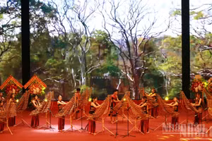 Học sinh Thủ đô trình diễn báo cáo kết quả của chương trình sân khấu học đường.