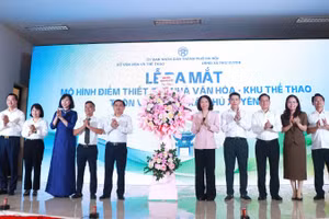 Phó Chủ tịch Ủy ban nhân dân thành phố Hà Nội Vũ Thu Hà chúc mừng bà con thôn Vạn Điểm (xã Phú Xuyên) khi có Nhà văn hóa hoạt động theo mô hình mới. (Ảnh: Mai Dung)