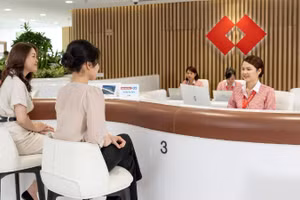 Khách hàng giao dịch tại chi nhánh ngân hàng Techcombank.