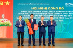 Các đồng chí: Phạm Đức Ấn, Đinh Hữu Thành và Phan Đức Tú trao Quyết định và chúc mừng đồng chí Lê Ngọc Lâm nhận nhiệm vụ mới.