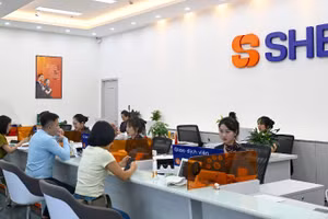 Giao dịch khách hàng tại chi nhánh ngân hàng SHB.