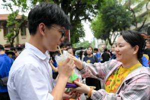 [Ảnh] Hơn 102.000 thí sinh Hà Nội kết thúc ngày đầu tiên kỳ thi tuyển sinh lớp 10