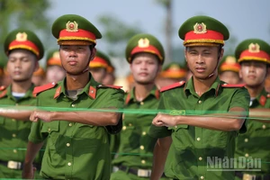 Dù thời tiết khắc nghiệt, các chiến sĩ vẫn kiên trì bắt đầu buổi tập luyện.