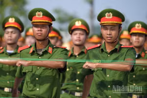 Dù thời tiết khắc nghiệt, các chiến sĩ vẫn kiên trì bắt đầu buổi tập luyện.