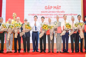 Đồng chí Nguyễn Trọng Nghĩa, Ủy viên Bộ Chính trị, Bí thư Trung ương Đảng, Trưởng ban Tuyên giáo và Dân vận Trung ương trao quà tri ân cho các nhà báo tiêu biểu.