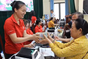 Người dân Đổng Lâm nhận tiền bồi thường, hỗ trợ, tái định cư.