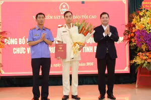 Các đồng chí lãnh đạo tỉnh Bắc Ninh và Viện Kiểm sát nhân dân tối cao chúc mừng đồng chí Phạm Hải Anh được điều động, bổ nhiệm giữ chức Viện trưởng Viện Kiểm sát nhân dân tỉnh Bắc Ninh.