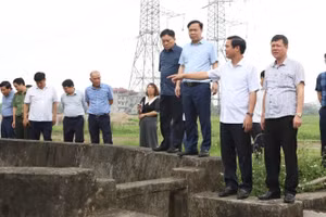 Đoàn công tác kiểm tra tại trạm bơm Đồng Lường, sông Lường, xã Lương Tài.