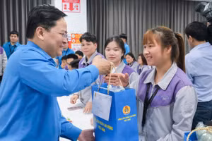 Chủ tịch Tổng Liên đoàn Lao động Việt Nam trao quà, động viên công nhân lao động.