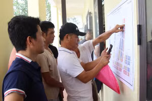 Người dân kiểm tra vị trí khu đất được giao trên bản đồ sau khi bốc thăm.