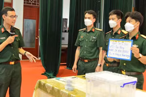 Cán bộ Viện Pháp y Quân đội hướng dẫn công tác lấy mẫu, bàn giao mẫu và số hóa thông tin mẫu hài cốt liệt sĩ tại Bắc Ninh. 