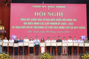 Đồng chí Bí thư Tỉnh ủy Bắc Ninh Nguyễn Hồng Thái trao Bằng khen tặng các tập thể có thành tích trong công tác bầu cử.