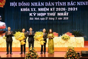Lãnh đạo tỉnh Bắc Ninh chúc mừng hai đồng chí tái đắc cử chức danh Chủ tịch Hội đồng nhân dân tỉnh và Ủy ban nhân dân tỉnh.