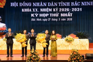 Lãnh đạo tỉnh Bắc Ninh chúc mừng hai đồng chí tái đắc cử chức danh Chủ tịch Hội đồng nhân dân tỉnh và Ủy ban nhân dân tỉnh.