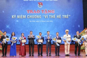 Lãnh đạo tỉnh Bắc Ninh và Trung ương Đoàn trao Kỷ niệm chương " Vì thế hệ trẻ" tặng các cá nhân có nhiều đóng góp trong công tác Đoàn và phong trào thanh thiếu nhi.