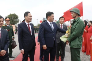 Bí thư Tỉnh ủy Bắc Ninh động viên các tân binh lên đường nhập ngũ.